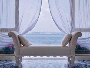 Luxe suite, uitzicht op zee | Hypoallergeen beddengoed, een minibar, een kluis op de kamer, een bureau