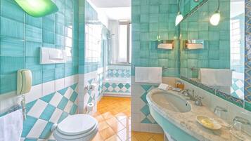 Un baño con inodoro, lavamanos y ducha.
