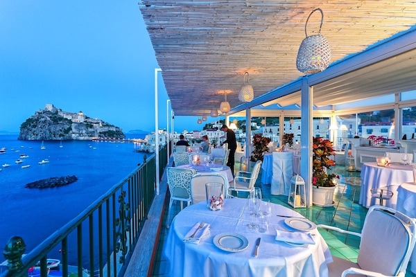 Breakfast and lunch served