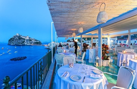 Breakfast and lunch served