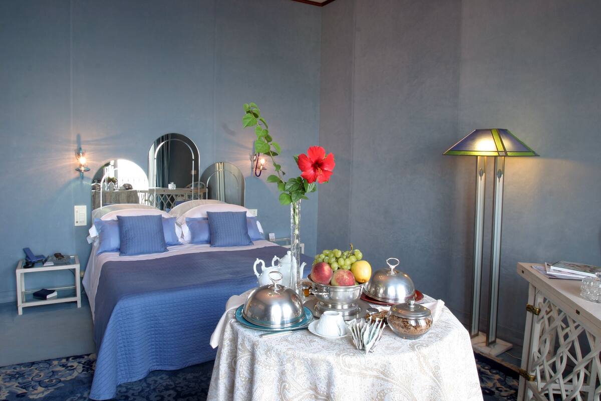 Deluxe Double Room, Sea View | Minibar, in-room safe, desk, blackout drapes