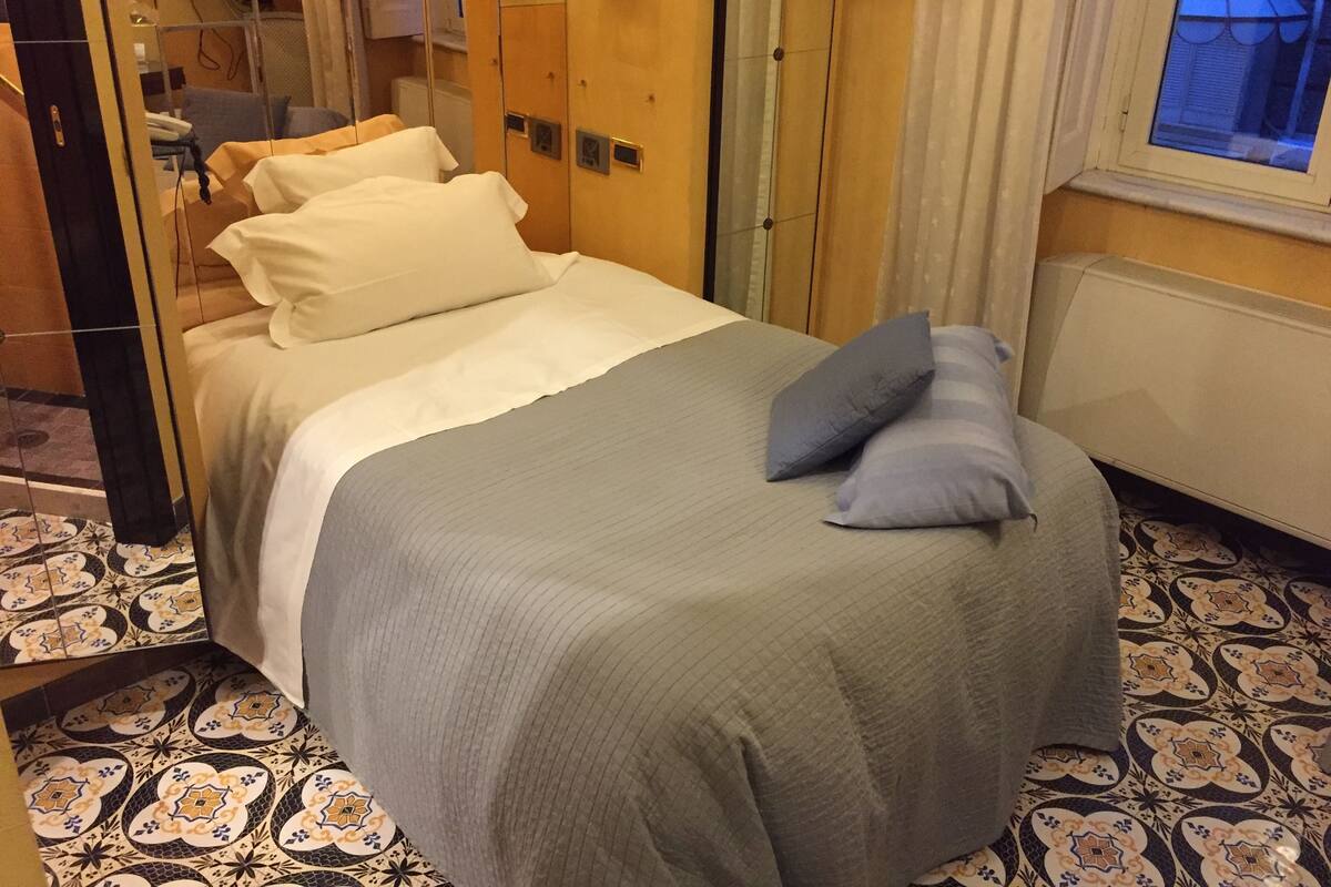 Single Room | Minibar, in-room safe, desk, blackout drapes