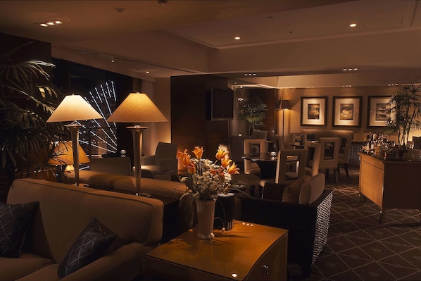 4 restaurants, lunch, dinner served; French cuisine 