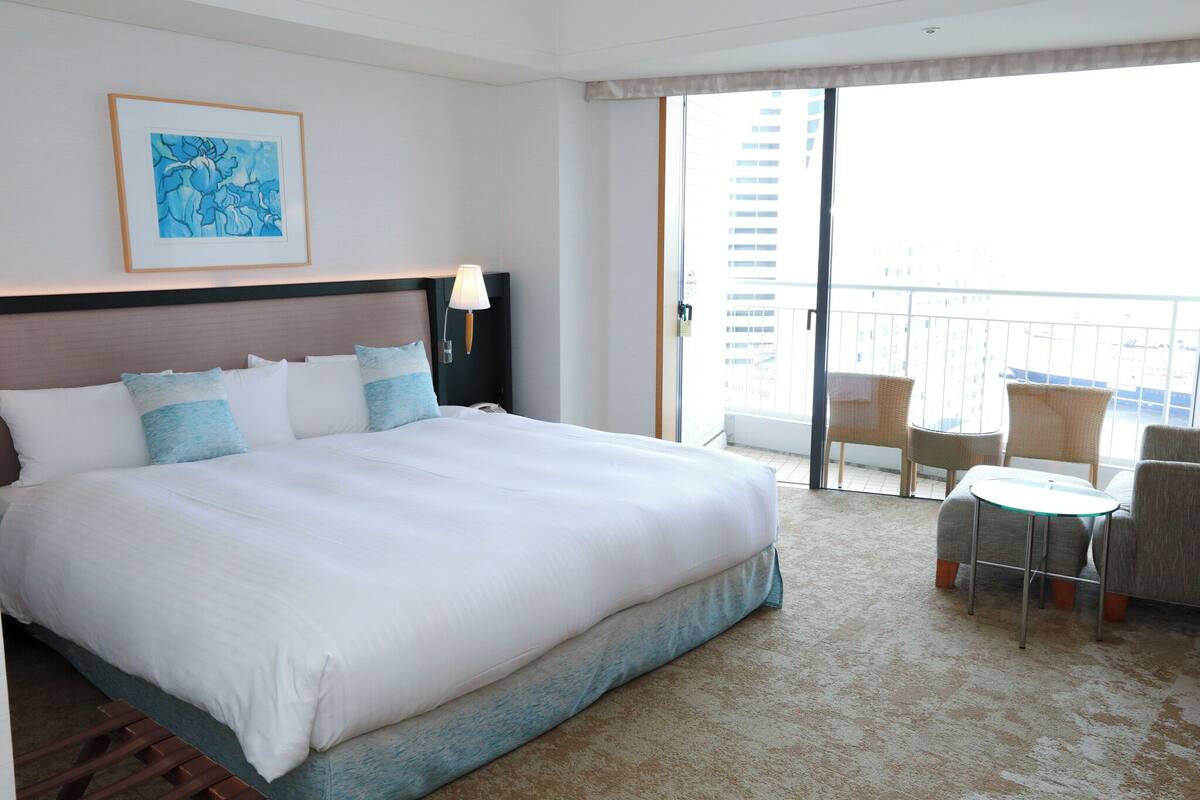 Habitación, no fumadores, balcón (King, Bay View,High Floor) | Edredones de plumas, caja fuerte, escritorio