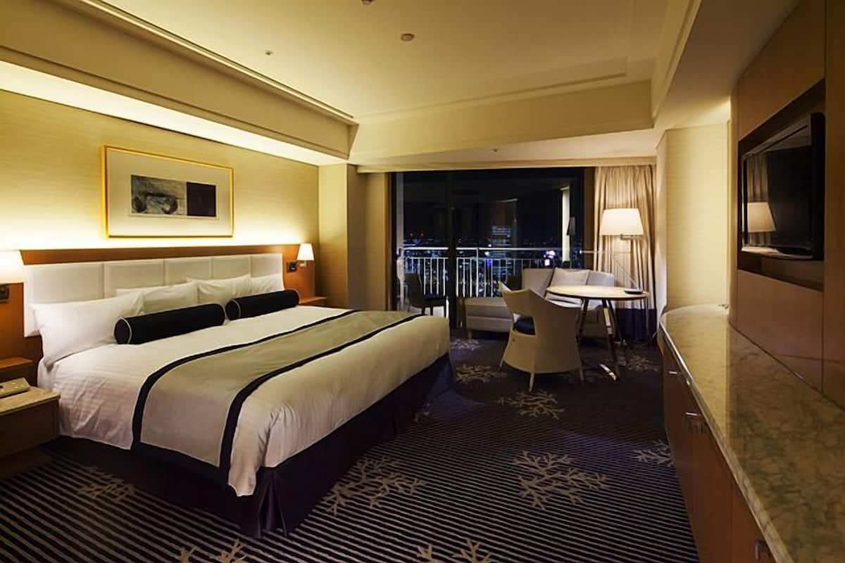 Down duvets, in-room safe, desk, iron/ironing board