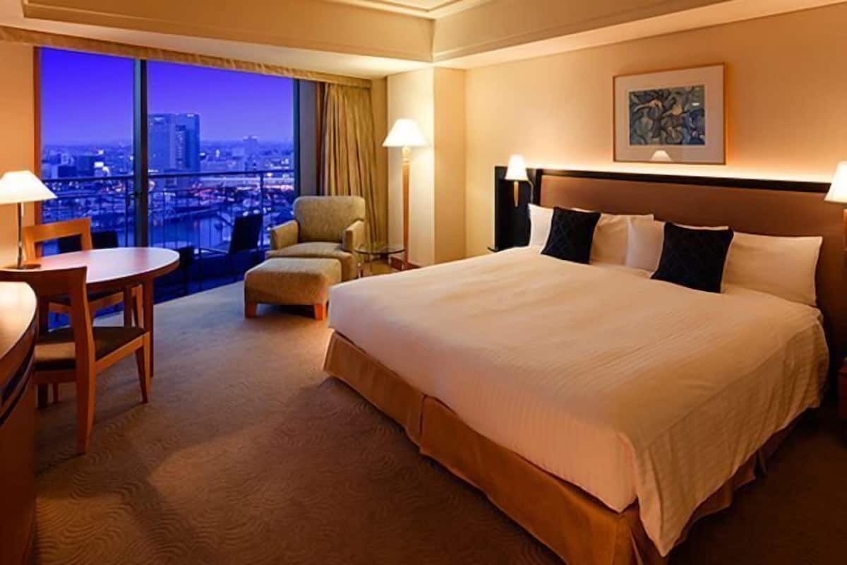 Down duvets, in-room safe, desk, iron/ironing board