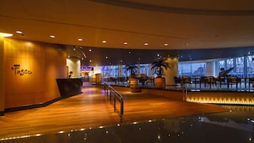 4 nhà hàng, phục vụ bữa trưa, bữa tối, món Pháp
