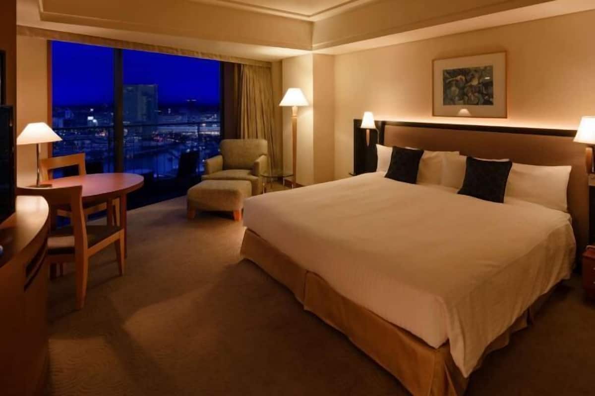 Down duvets, in-room safe, desk, iron/ironing board