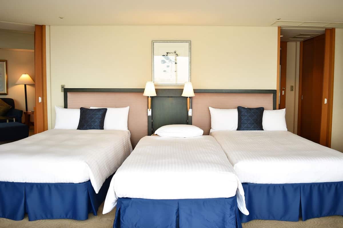 Grand Corner Suite Twin Bay View Non-Smoking | Down duvets, in-room safe, desk, iron/ironing board