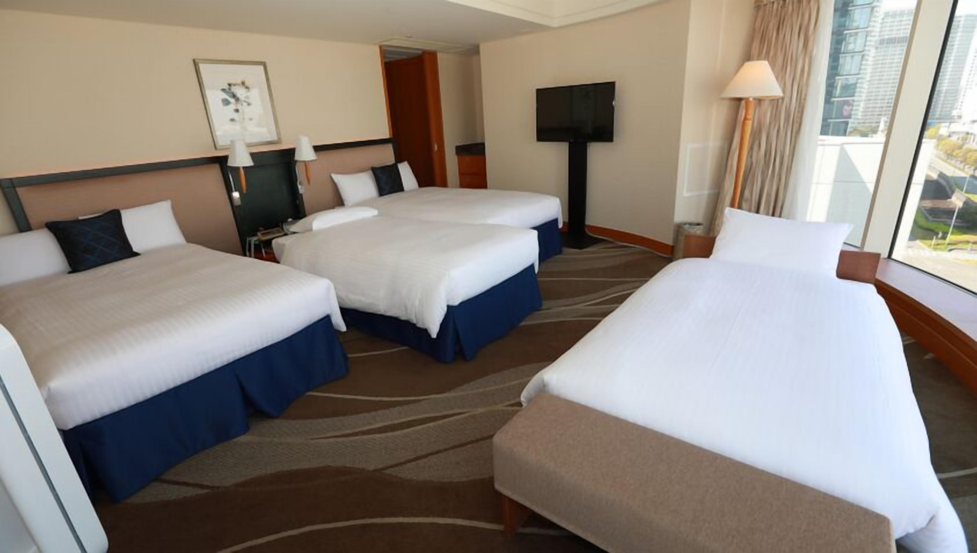 Down duvets, in-room safe, desk, iron/ironing board (on request)