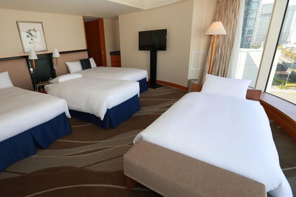 Down duvets, in-room safe, desk, iron/ironing board (on request)
