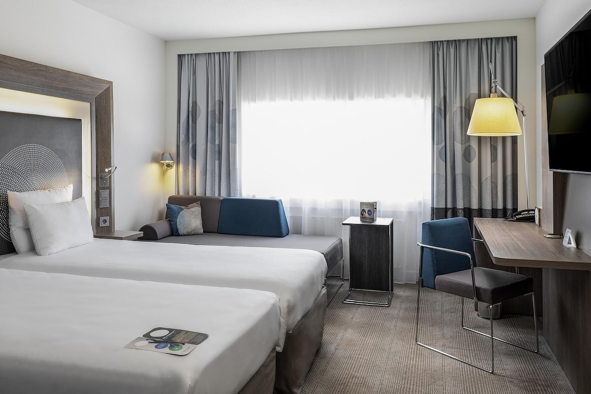 Habitación superior con 2 camas individuales | Ropa de cama hipoalergénica, minibar, caja fuerte y escritorio