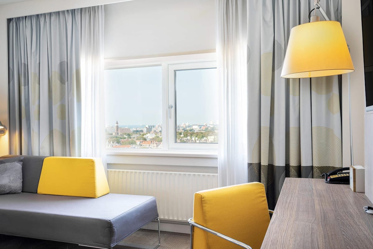 Hypo-allergenic bedding, minibar, in-room safe, desk
