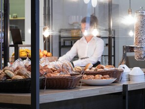 Petit déjeuner buffet (20.50 EUR par personne)