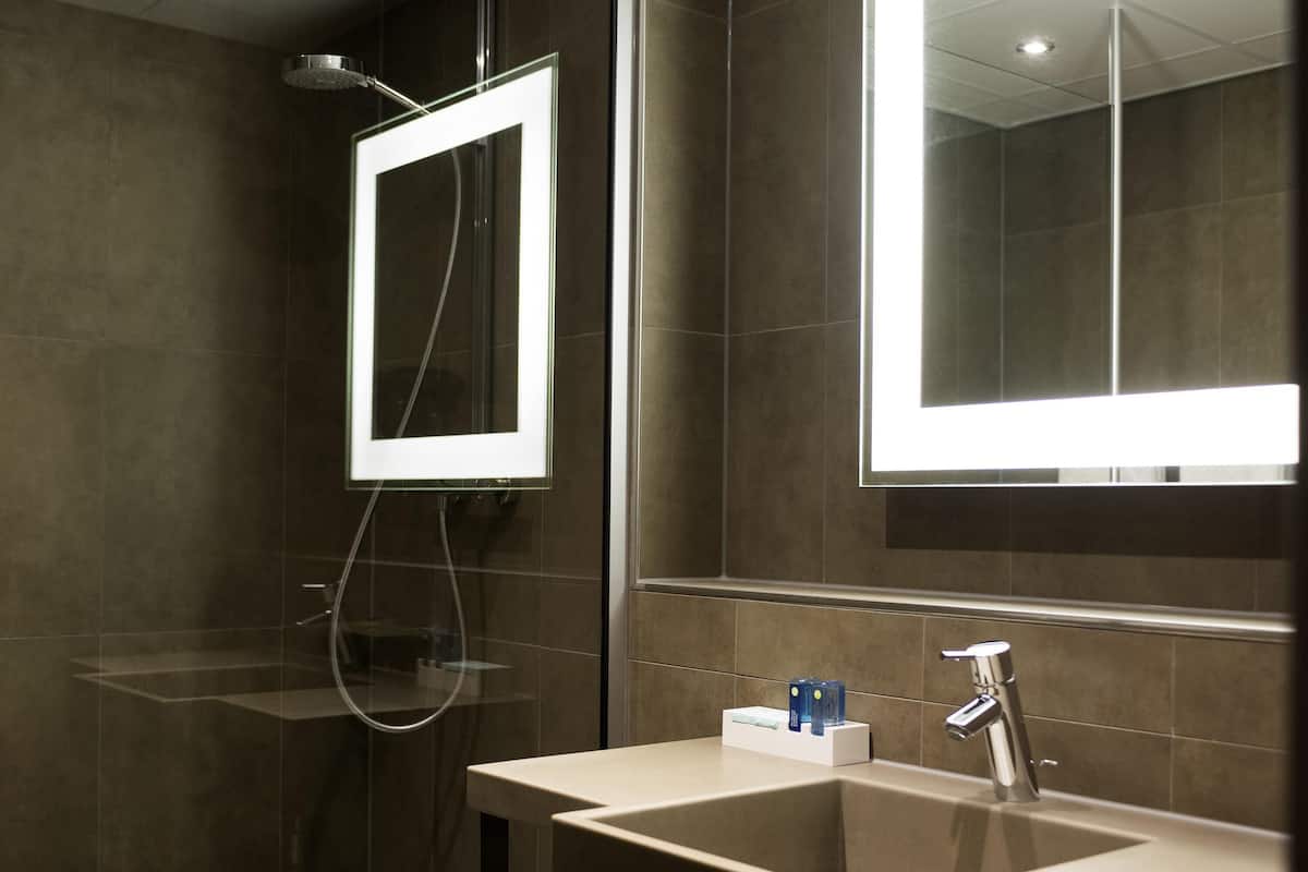 Hypo-allergenic bedding, minibar, in-room safe, desk