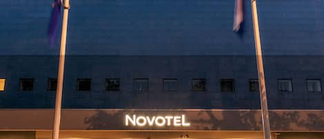 施設の正面 (日没後)