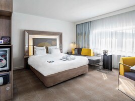 Seprai antialergi, minibar, brankas, dan meja kerja