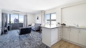 Un apartamento moderno con cocina, comedor y sala de estar.
