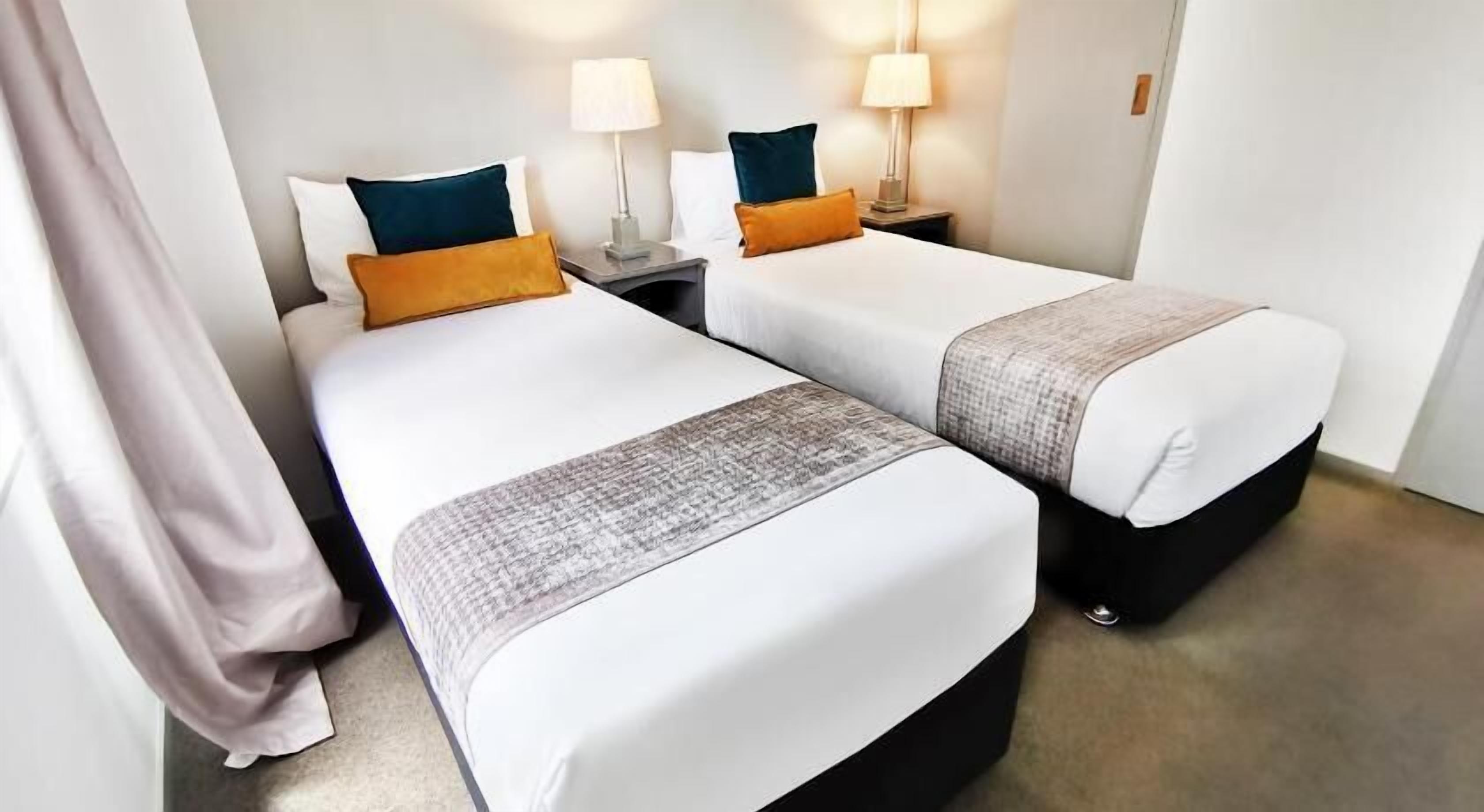 办公桌、笔记本电脑工作区、隔音、熨斗/熨衣板