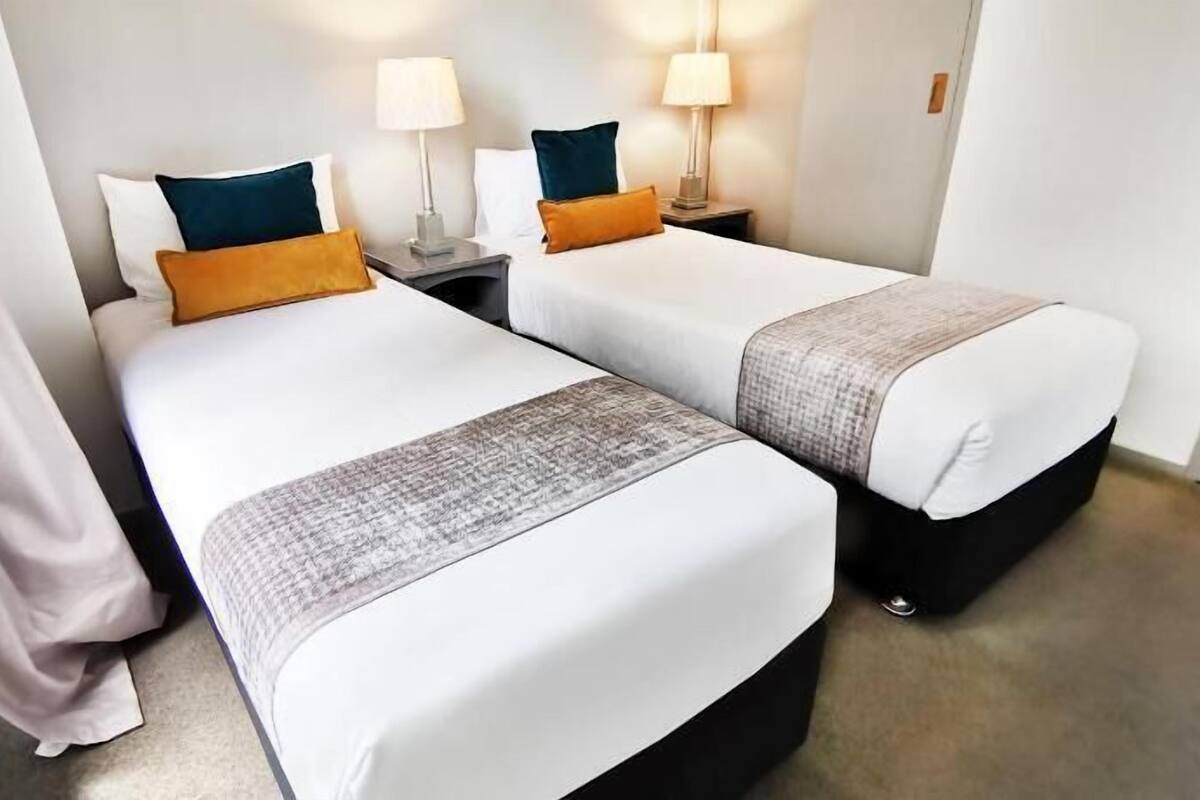 Skrifborð, vinnuaðstaða fyrir fartölvur, hljóðeinangrun