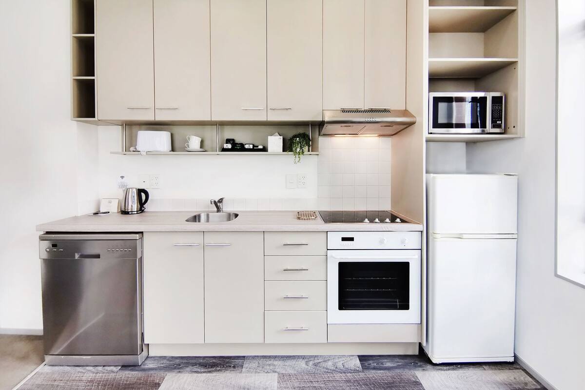 Einkaeldhús | Ísskápur í fullri stærð, örbylgjuofn, eldavélarhellur, kaffivél/teketill