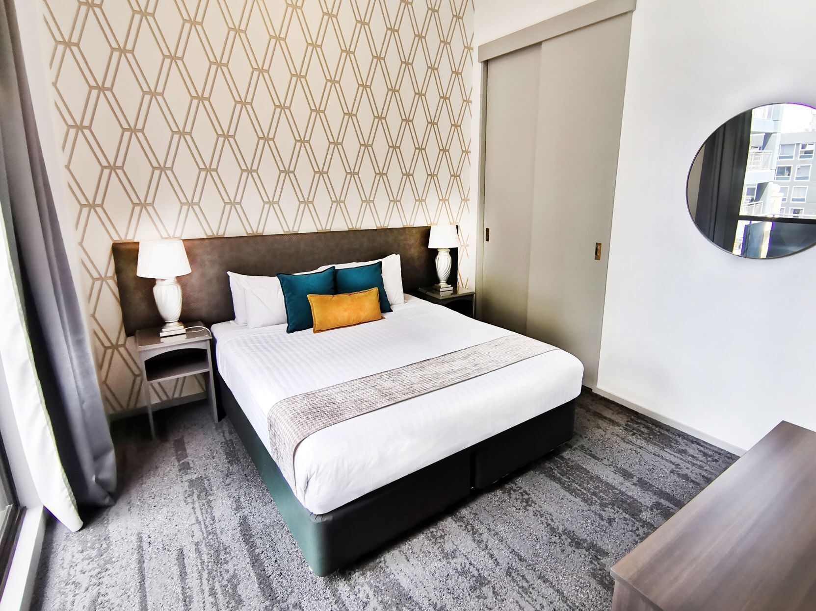 办公桌、笔记本电脑工作区、隔音、熨斗/熨衣板