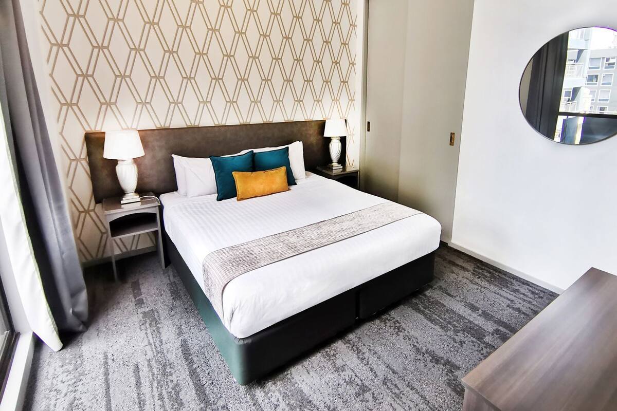 Skrifborð, vinnuaðstaða fyrir fartölvur, hljóðeinangrun