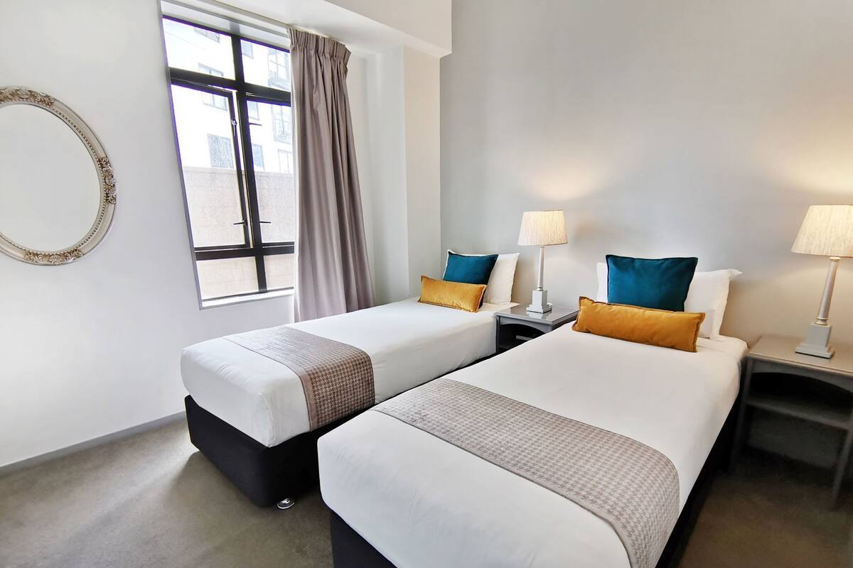 Skrifborð, vinnuaðstaða fyrir fartölvur, hljóðeinangrun