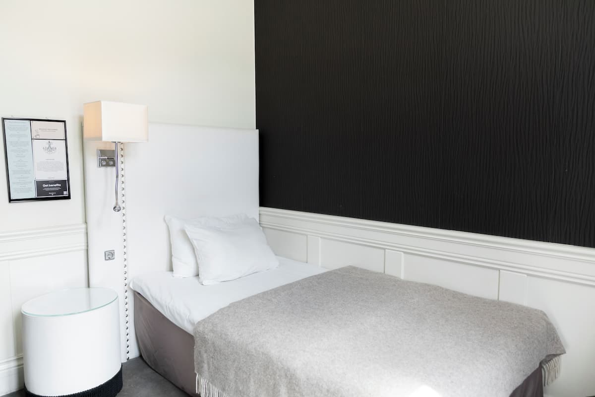 Chambre simple (Compact) | Literie de qualité, lit avec matelas à plateau-coussin