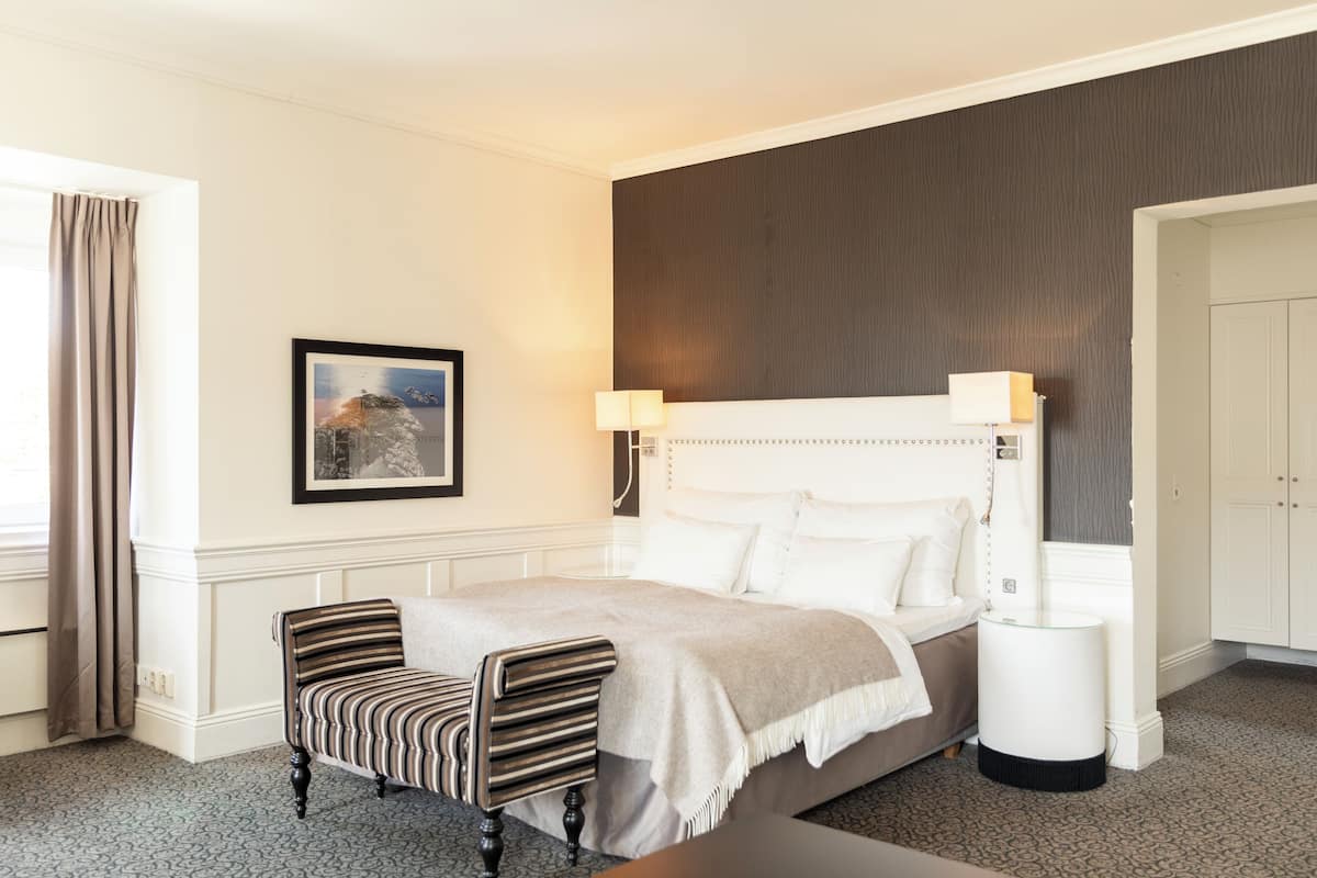 deluxe room, non smoking | premium bedding, pillow-top beds, wifi, bed sheets