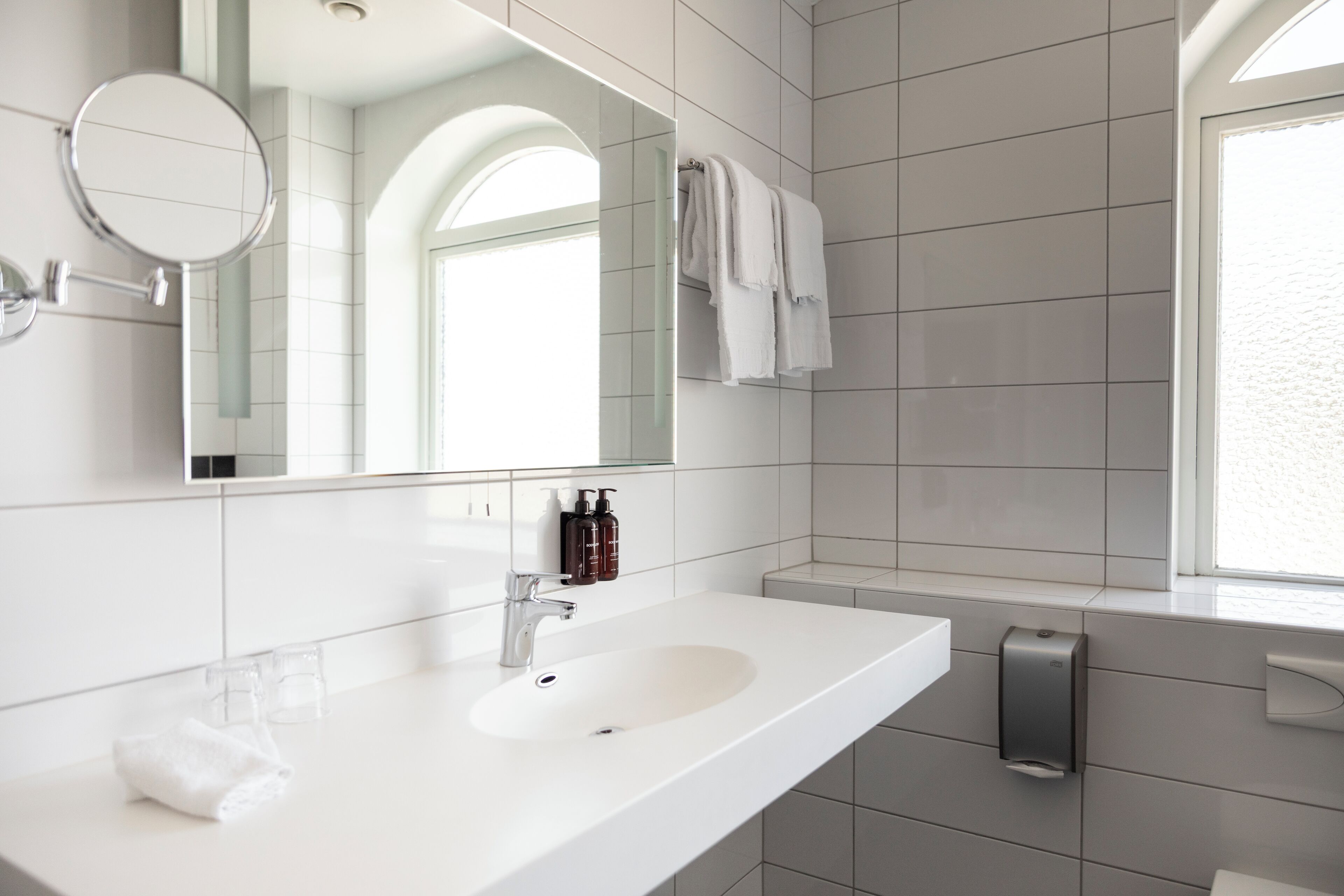 deluxe room, non smoking | bathroom | shower, hair dryer, heated floors, towels