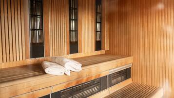 Una sauna con bancos de madera y una toalla sobre uno de ellos.