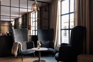 Televisión, películas con cargo