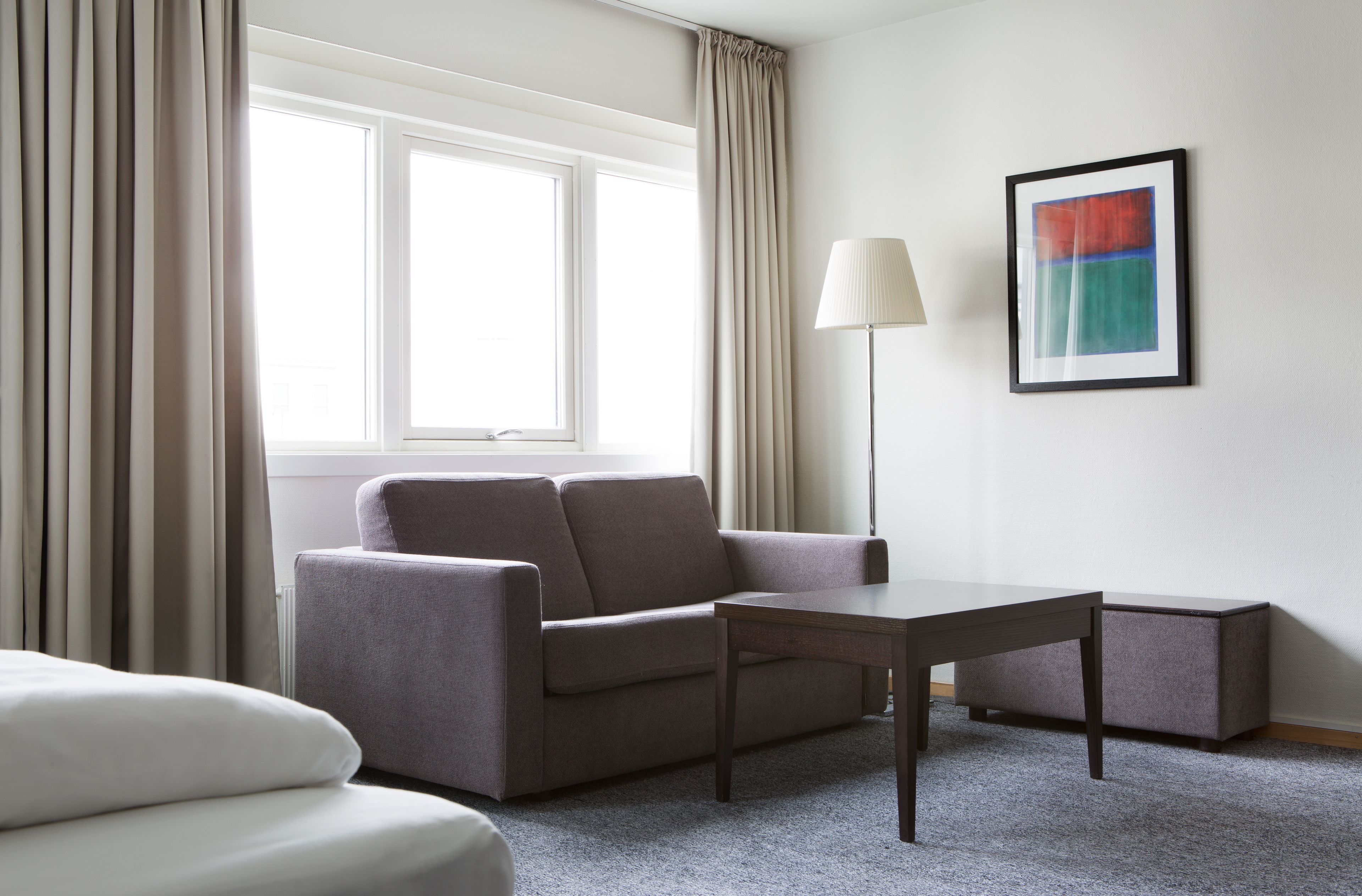 deluxe room, 1 double bed, non smoking | 1 bedroom, in-room safe, desk, cots/infant beds