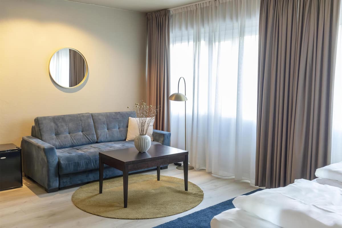 Junior Suite | In-room safe, desk, cribs/infant beds, WiFi