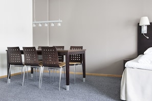 Deluxe Room, 2 Twin Beds, Non Smoking | In-room dining