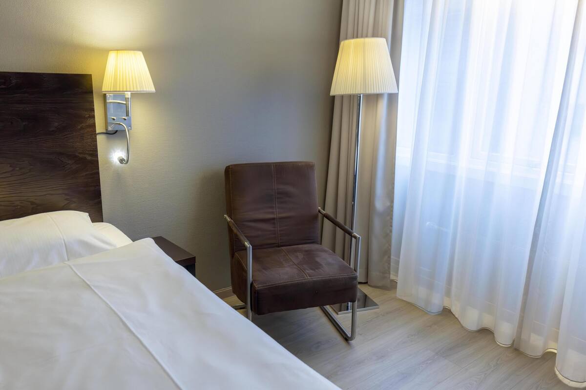 Standard Room, 1 Queen Bed | Desk, cribs/infant beds, free WiFi, bed sheets