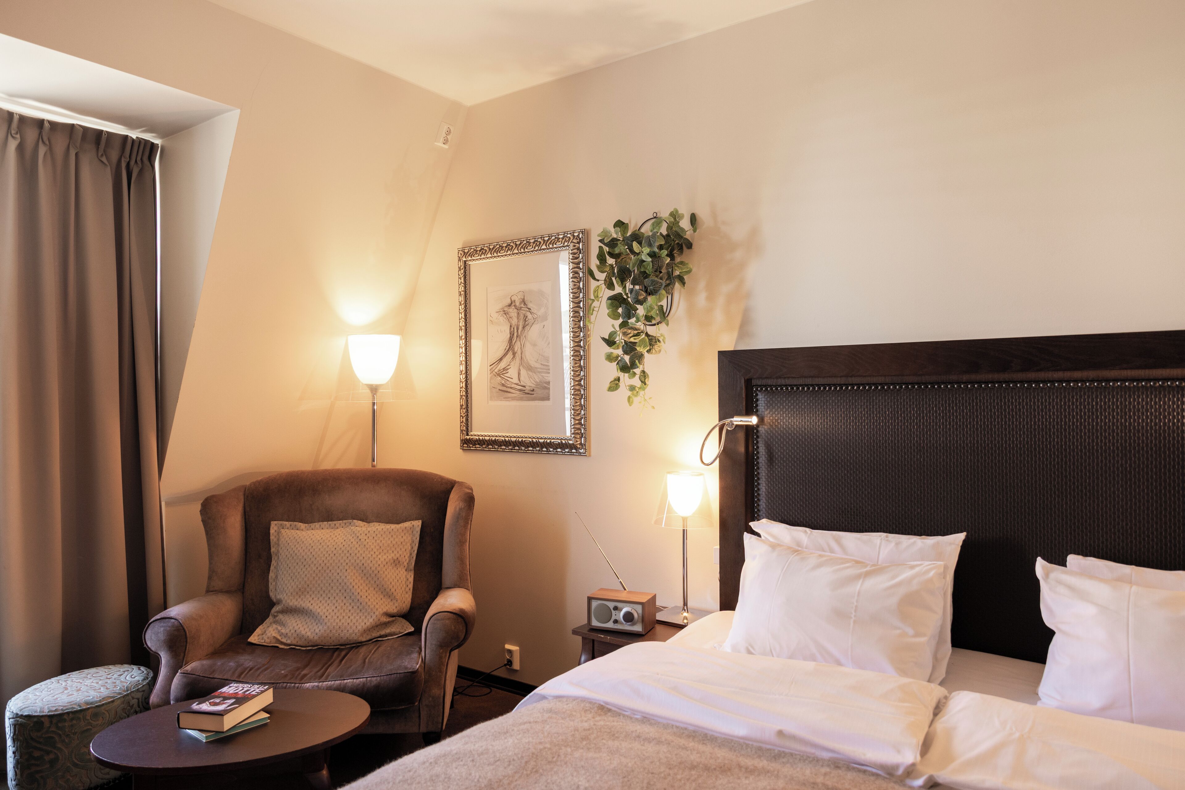 standard room, 1 double bed | in-room safe, desk, laptop workspace, iron/ironing board