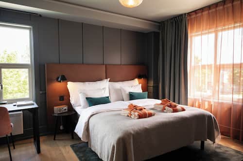 Habitación doble Deluxe, 1 cama matrimonial, para no fumadores | Caja de seguridad en la habitación y escritorio