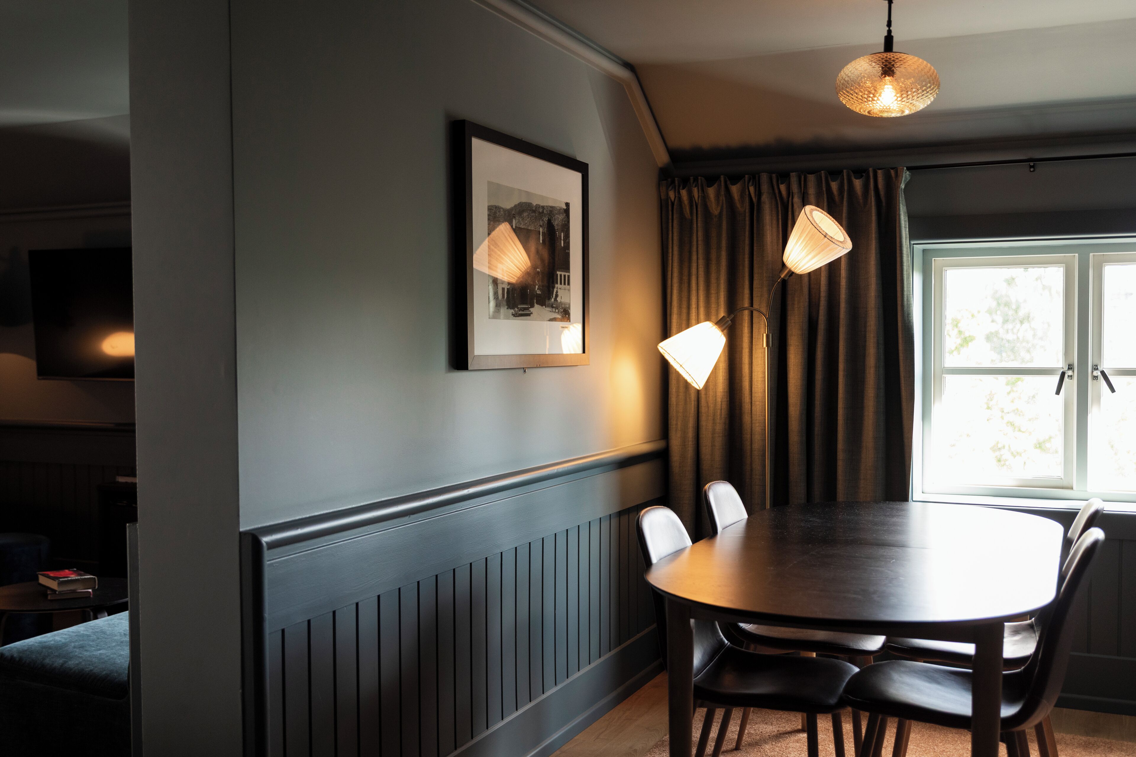 Suite, niet-roken | Een kluis op de kamer, een bureau, een laptopwerkplek