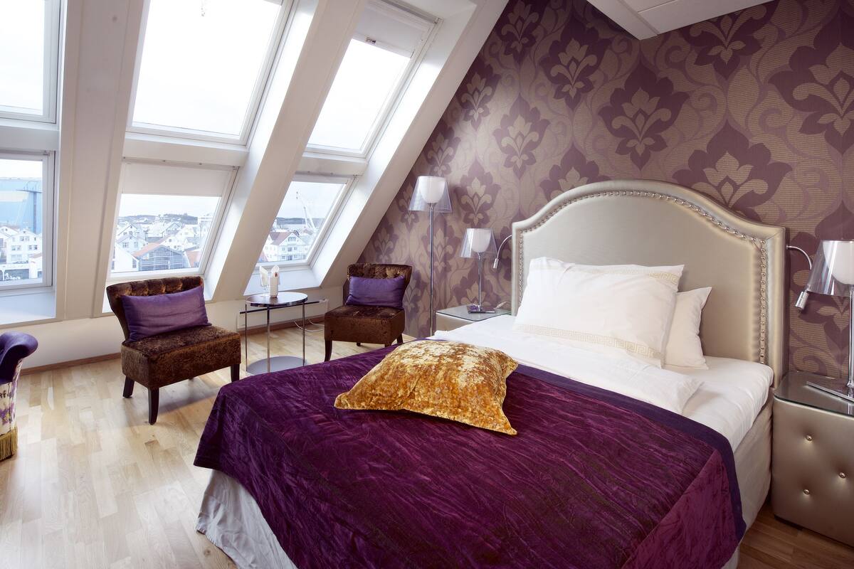 deluxe double room, 1 double bed, non smoking | pillow-top beds, blackout curtains, iron/ironing board, cots/infant beds