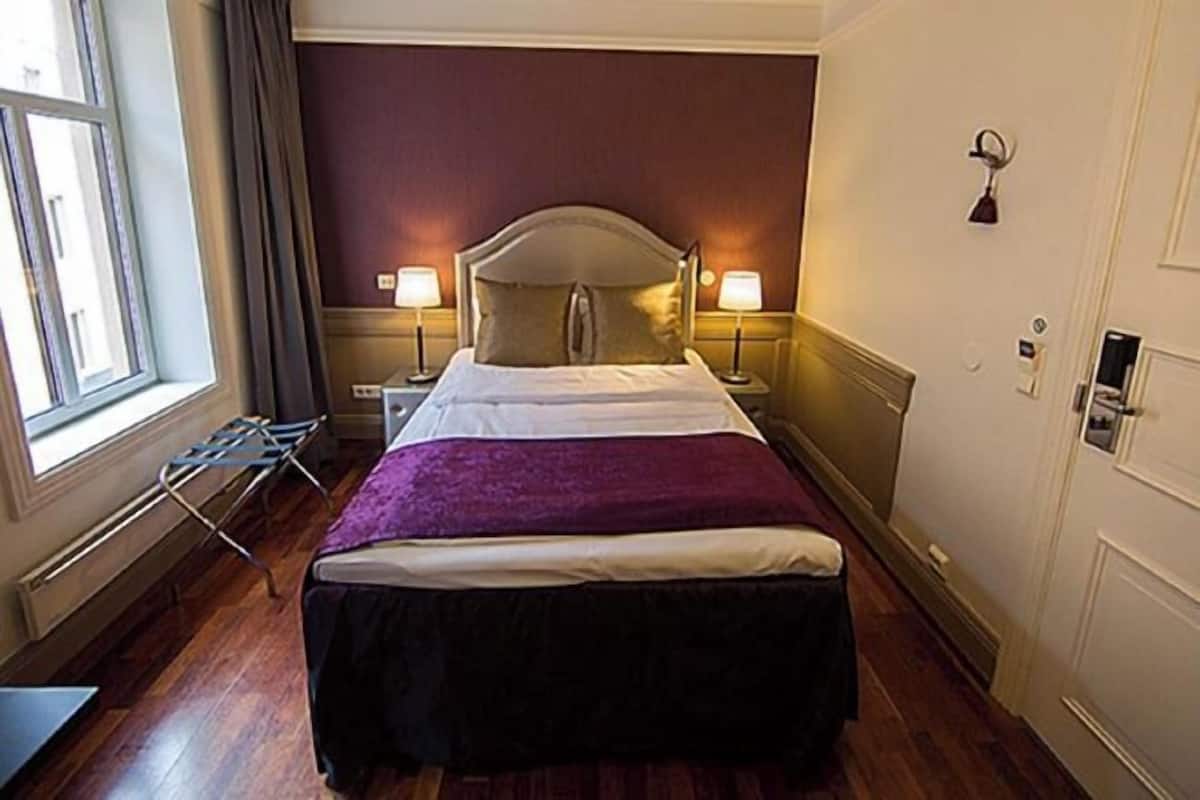 Camas con pillow-top, cortinas blackout y tabla de planchar con plancha