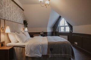 Quarto casal luxo, 1 cama de casal, para não fumantes | Camas com colchões pillow-top, escrivaninha, cortinas blackout