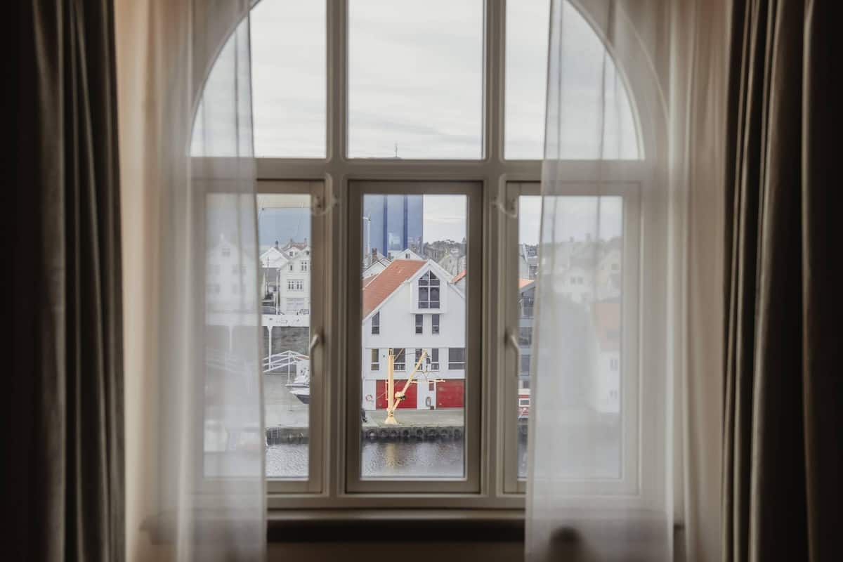 Standard Suite, 1 Double Bed, Non Smoking | Pillowtop beds, desk, blackout drapes, iron/ironing board