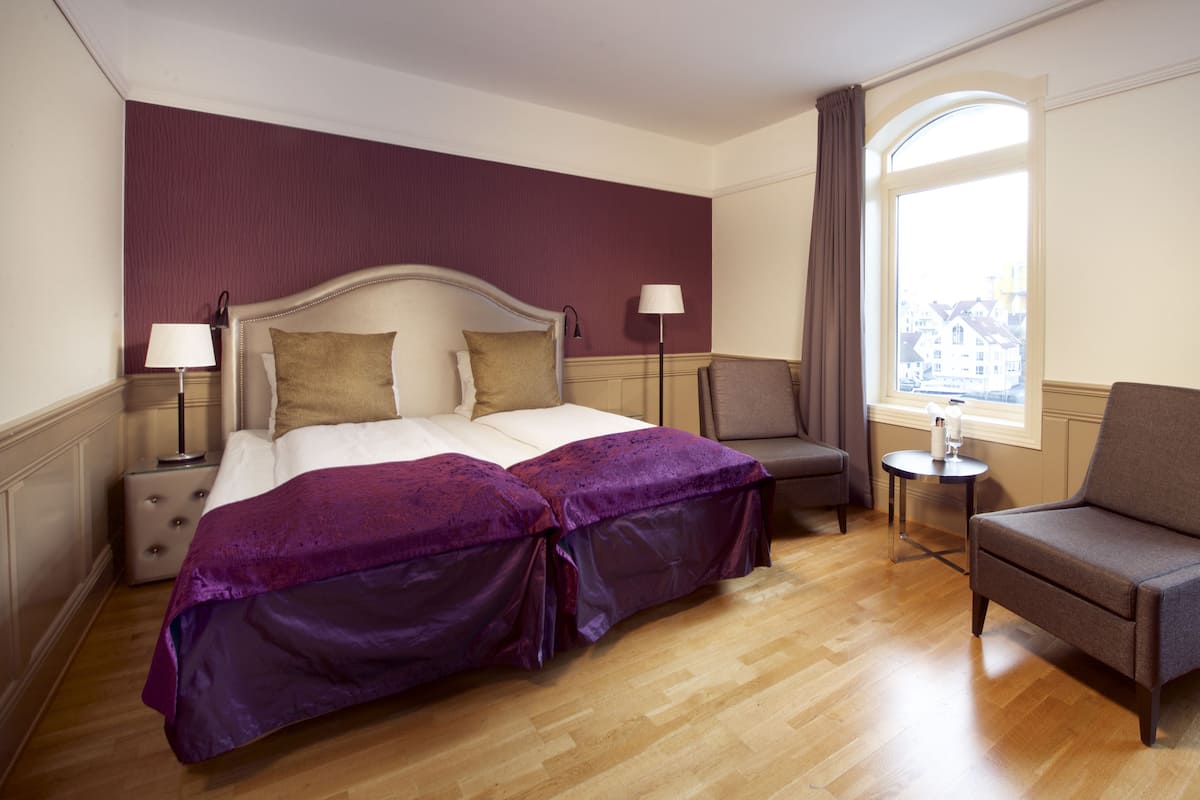 Camas con pillow-top, cortinas blackout y tabla de planchar con plancha