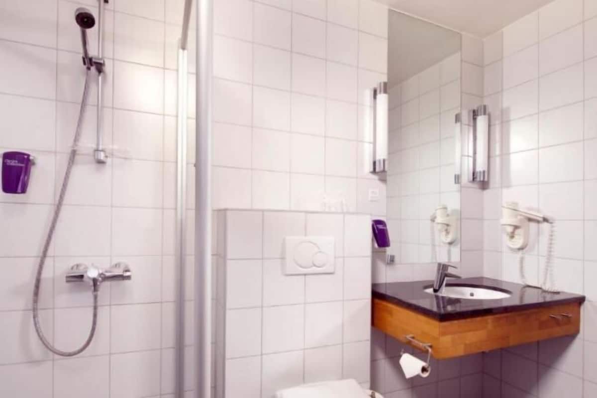 Baño | Regadera y toallas