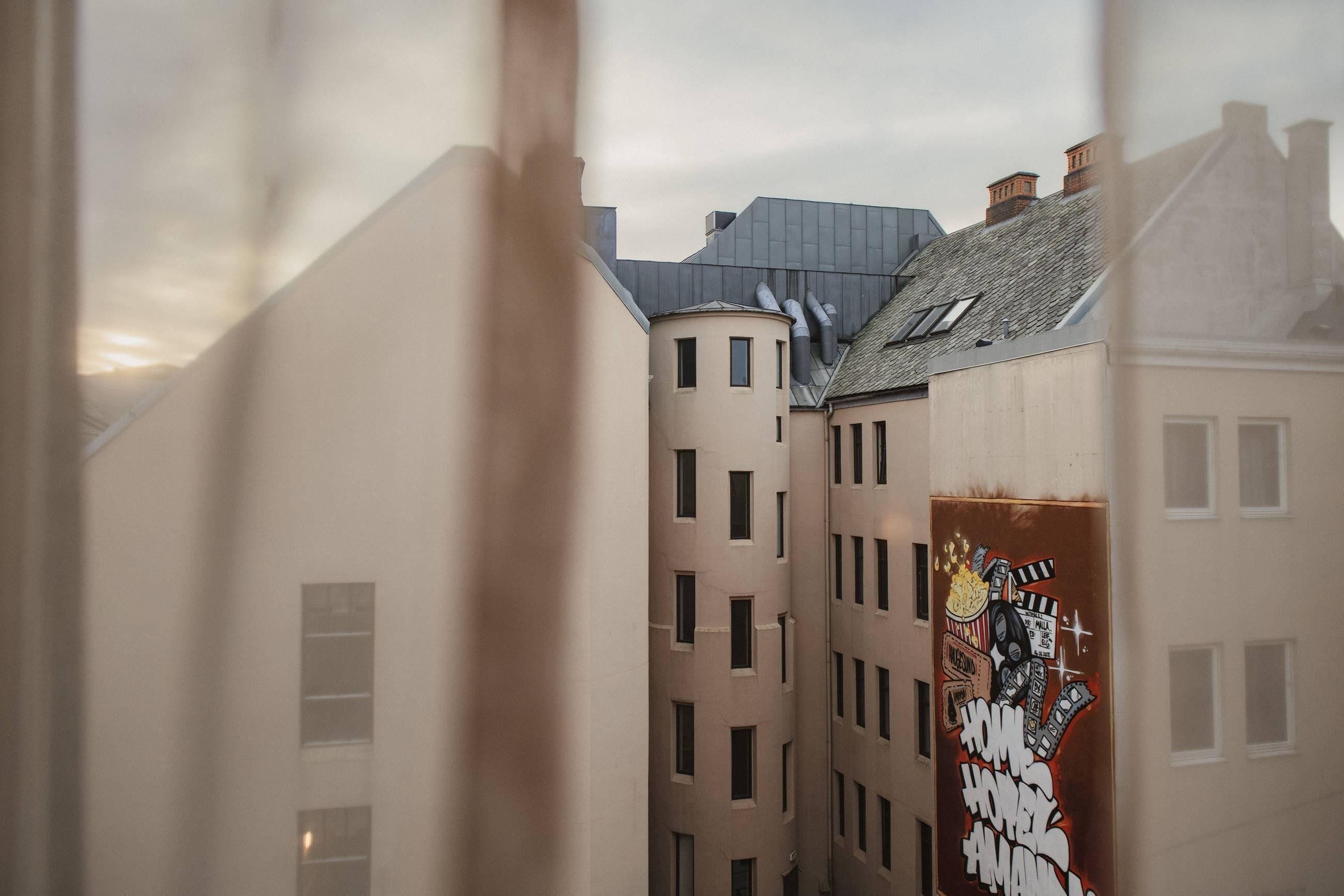 Rom – standard, 1 dobbeltseng | Senger med overmadrass, skrivebord og blendingsgardiner