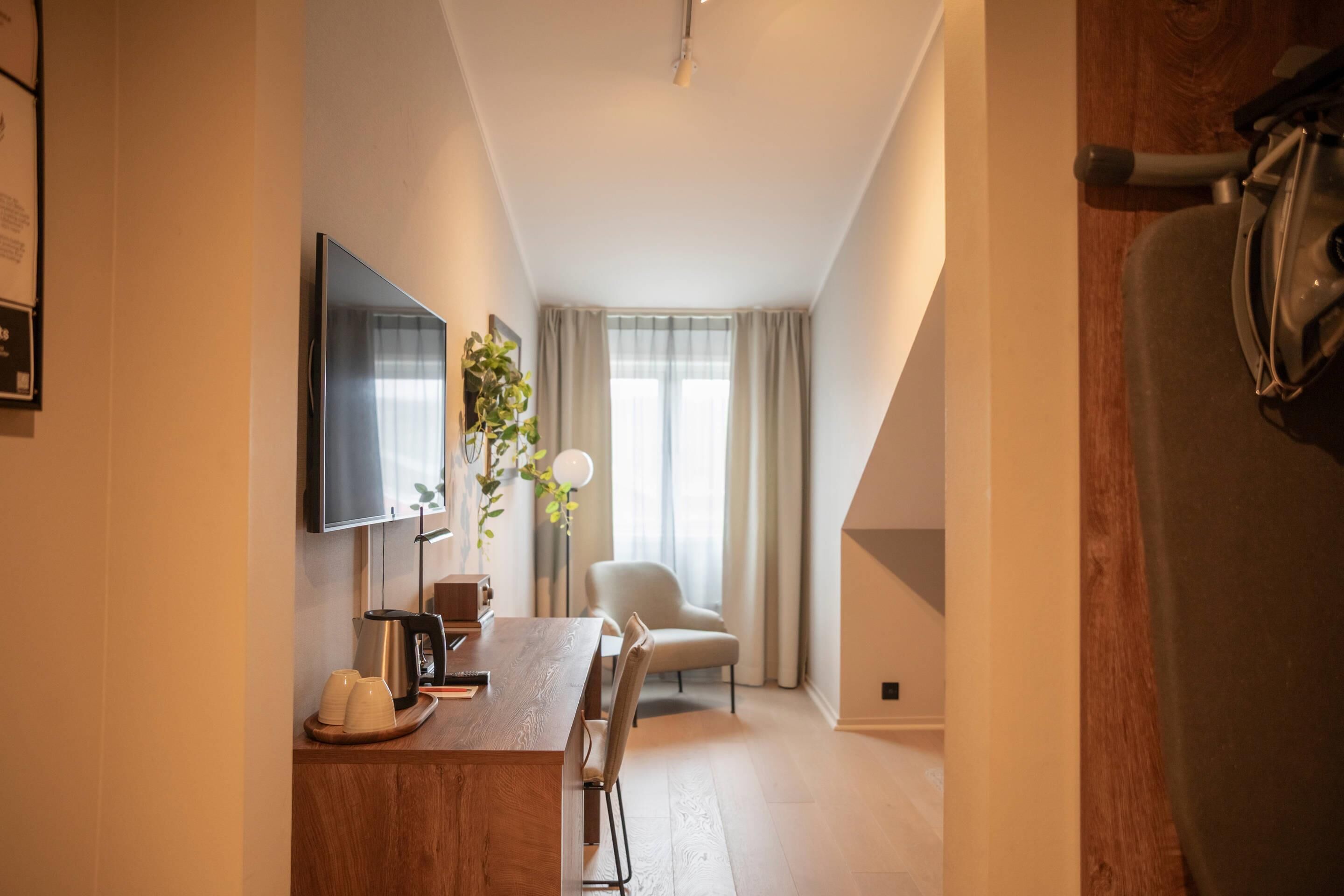 economy single room, 1 single bed, non smoking | pillow-top beds, in-room safe, desk, iron/ironing board