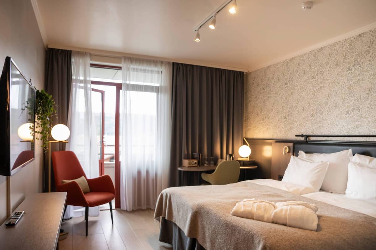 superior room, 1 double bed | pillow-top beds, in-room safe, desk, iron/ironing board