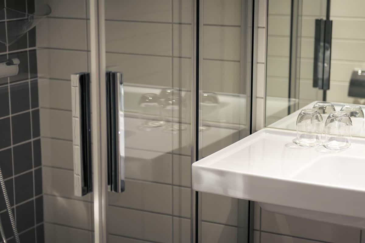 standard room, 2 single beds | bathroom | hair dryer, towels